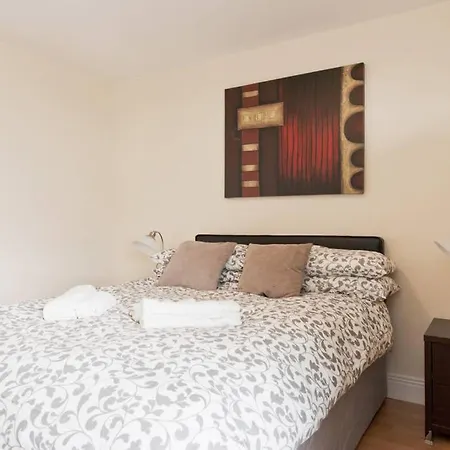 Spacious*bright*convenient*3bed Apt*to*oconnell St Apartment *